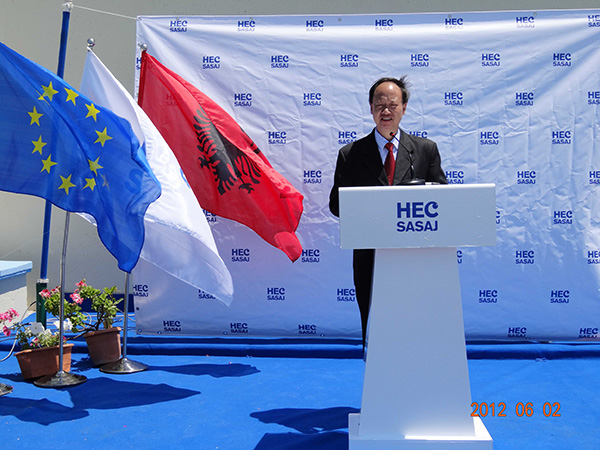 President Liao Shiming delivered a speech at the ribbon cutting ceremony at the SASAJ hydropower station in Albania