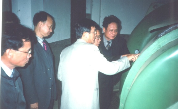 廖世明经理（左二）陪同越南国家机械设计院院长（左一）等来司考察