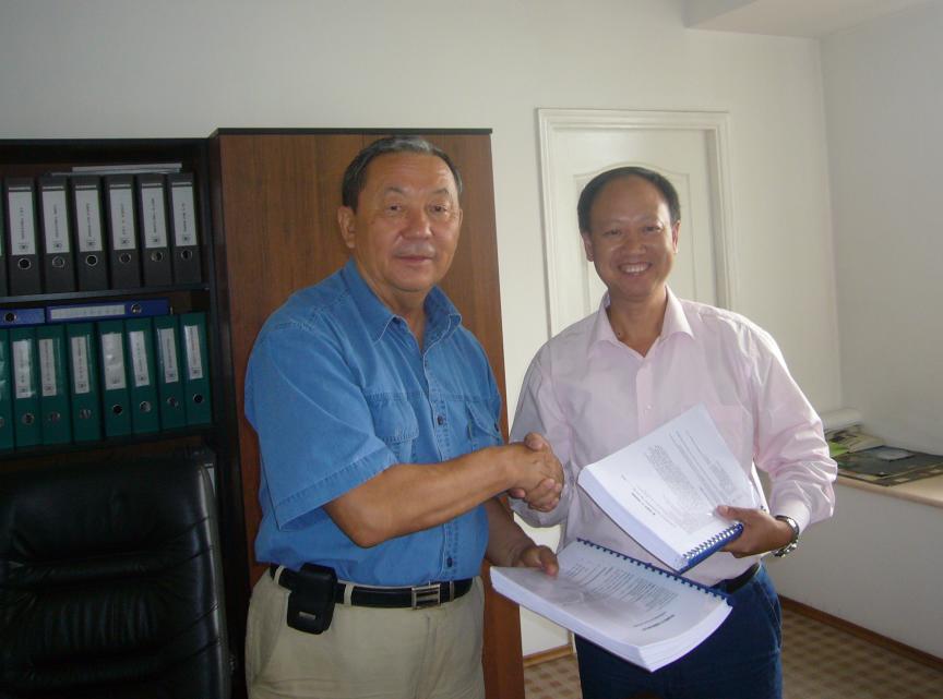 哈萨克斯坦能源总公司董事长与我公司董事长廖世明签约后互换合同正本。